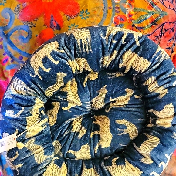 Johnny Was Tiger Dog Bed, S Extra Plush, Unique Tiger & Zebra Design, NWT - Picture 7 of 15
